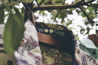 文字、悬挂、植物、西文、树木、特写、低角度视图、聚焦前景