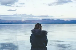 女人，站着，前面，身体，水，拍摄，白天，照片