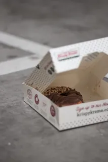 巧克力包的Krispy Kreme甜甜圈和盒子 巧克力包的Krispy Kreme甜甜圈和盒子