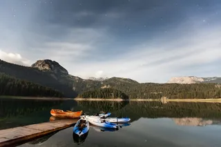 木船坞旁的皮艇群
