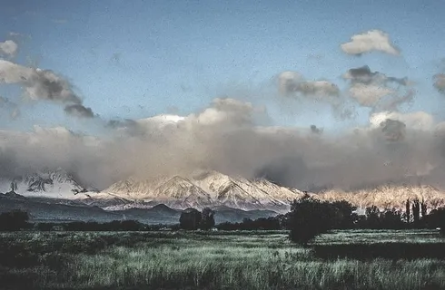 雪山上空颗粒状的云层 雪山上空颗粒状的云层