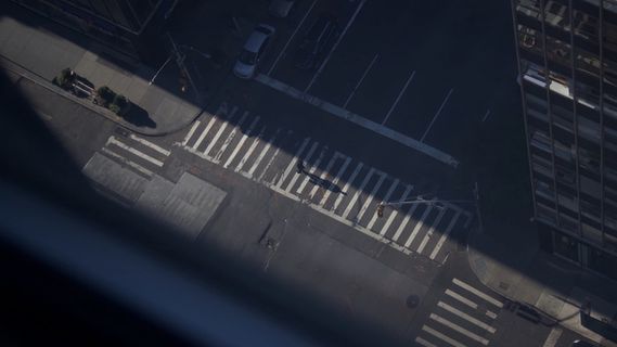 白天空旷街道航拍照片