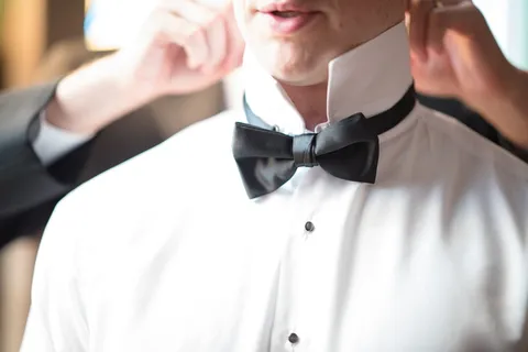 戴黑色领结的白领男子 戴黑色领结的白领男子