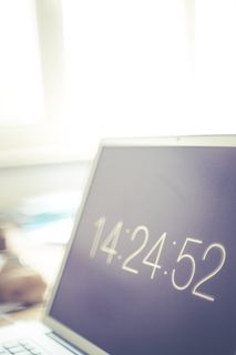 白色数字时钟设置为14:24:52