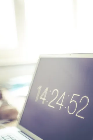 白色数字时钟设置为14:24:52