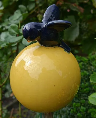 花园地球仪，实心粘土球，花园，聚焦前景，水果，特写，无人，黄色