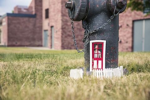 白色和红色门插图