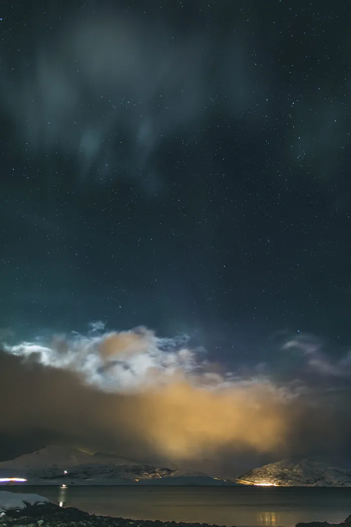海上灰色多云繁星落日的天空