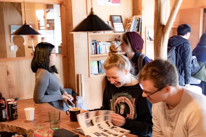 人，人，木材，胶合板，架子，地板，家具，宾馆