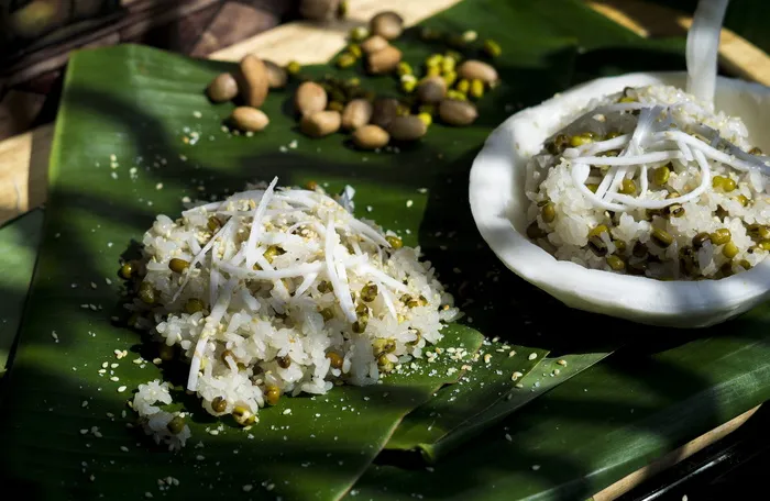 香蕉叶上的大米和豆类