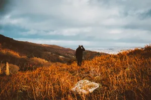 站在棕色草地上的男子