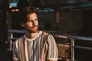 穿圆领衬衫的男子