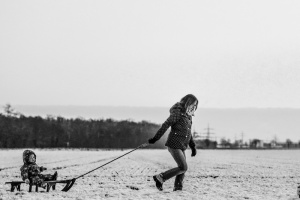 带着婴儿拉雪撬的女人
