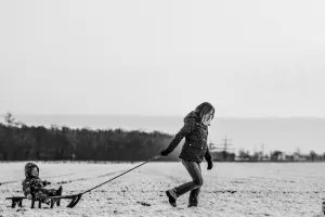 带着婴儿拉雪撬的女人