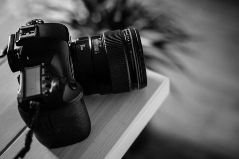 电子产品，相机，数码相机，相机镜头，摄像机，镜头盖，手指，快门