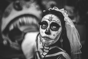 死尸新娘日的灰阶照片