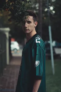 未知名人站在户外