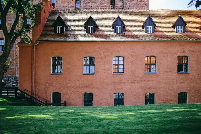 阳光明媚的日子里，古老的红砖教堂