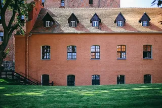 阳光明媚的日子里，古老的红砖教堂