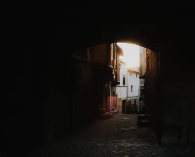 白天混凝土建筑之间的走廊