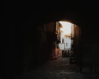 白天混凝土建筑之间的走廊