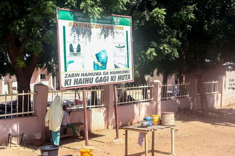 人，人，广告，服装，鞋，鞋类，服装，广告牌