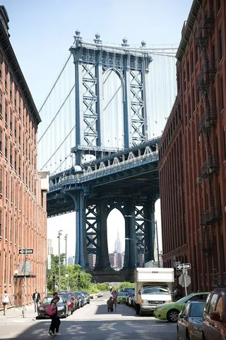 从一条街道上繁忙的街区俯瞰曼哈顿大桥