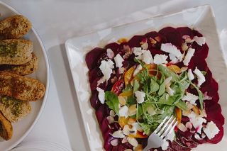 餐饮宴会桌上有不同的食物小吃和开胃菜