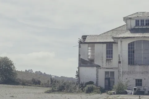 2层,白色,建筑,灰色,土壤,白天,建筑,基础设施 2层,白色,建筑,灰色,土壤,白天,建筑,基础设施