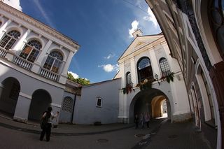 一名男子拿着相机站在大楼前的照片