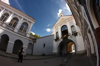 一名男子拿着相机站在大楼前的照片