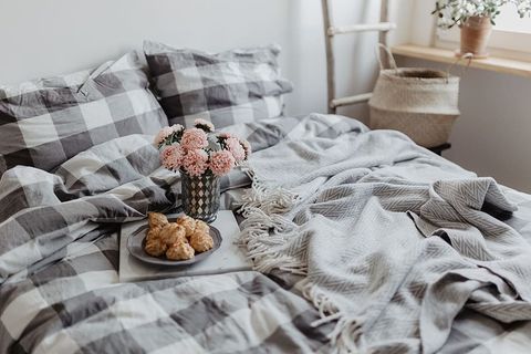 地毯上的蓝色枕头