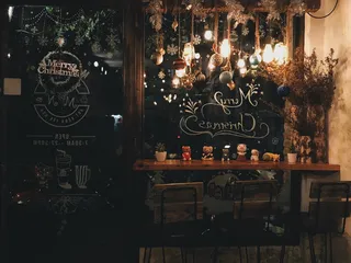 棕色木制控制台上的盆栽植物