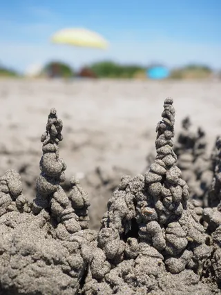 brown rock cairns，castle，sandburg，klecker castle，artwork，sand artwork，beach，sand