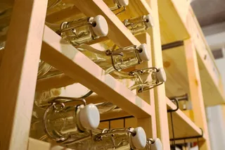 瓶子，瓶子架，规则，货架，葡萄酒架，葡萄酒瓶，玻璃瓶，展览