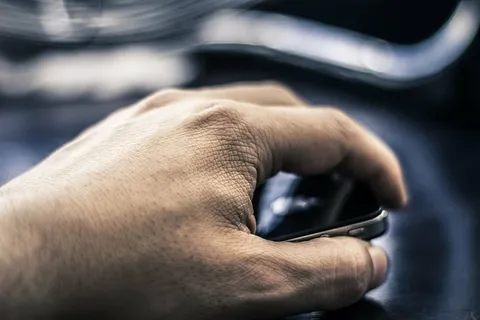 特写镜头，手，iphone，智能手机，，手，一个人，身体部位