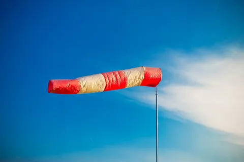 红色、棕色、灯笼、蓝色、天空、安全气囊、风袜、天气 红色、棕色、灯笼、蓝色、天空、安全气囊、风袜、天气