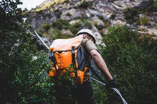 登山者击退一座山的照片