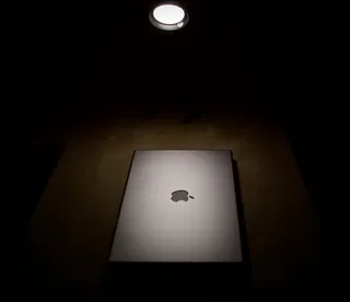 窗户、建筑、建筑、灯光、灯具、笔记本电脑、工作、一天结束