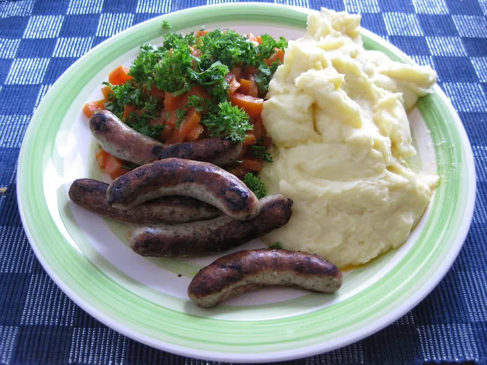 吃，午餐，土豆泥，蔬菜，胡萝卜蔬菜，香肠，厨师，盘子