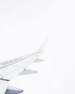 空中的白色飞机 空中的白色飞机