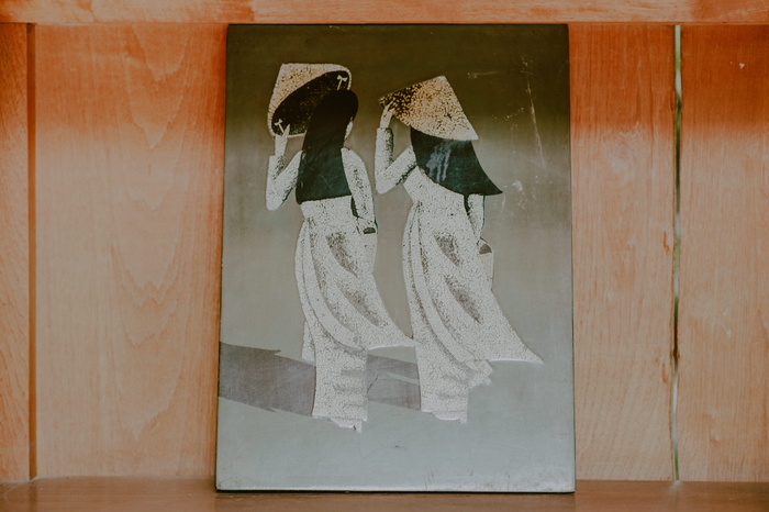 两个戴帽子的女人的画