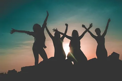 太阳背景下四个人的剪影 太阳背景下四个人的剪影
