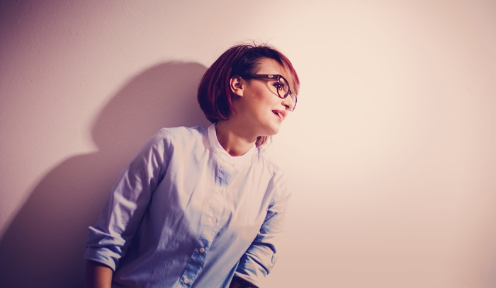 女士，佩戴，黑框眼镜，蓝色，纽扣，长袖衬衫，黑色