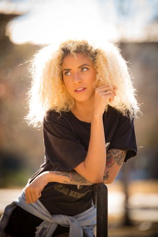 黑色金属条旁的女人