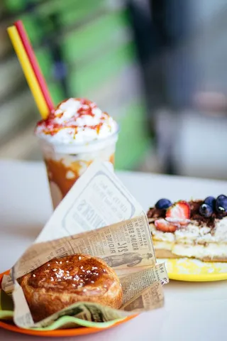 用打印机纸在橙色茶托上覆盖烤面包