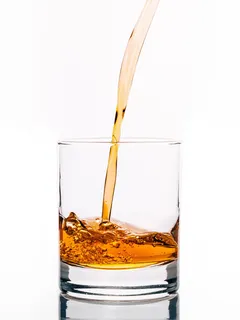 明确, 小酒杯, 液体, 酒精, 玻璃, 浇注, 威士忌酒, 饮料 明确, 小酒杯, 液体, 酒精, 玻璃, 浇注, 威士忌酒, 饮料