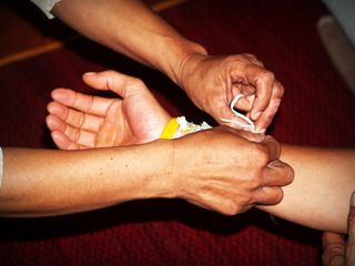 白带, 手, 举行, 护理, 帮助, 老人, 老, 高级