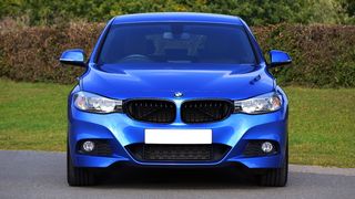 汽车，汽车，宝马，汽车，汽车引擎盖，跑车，草地，头灯