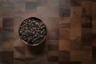 棕色碗上的咖啡豆